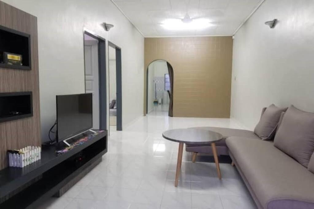 Mersing Spacious 3Bedroom With Free Parking Space Exterior photo